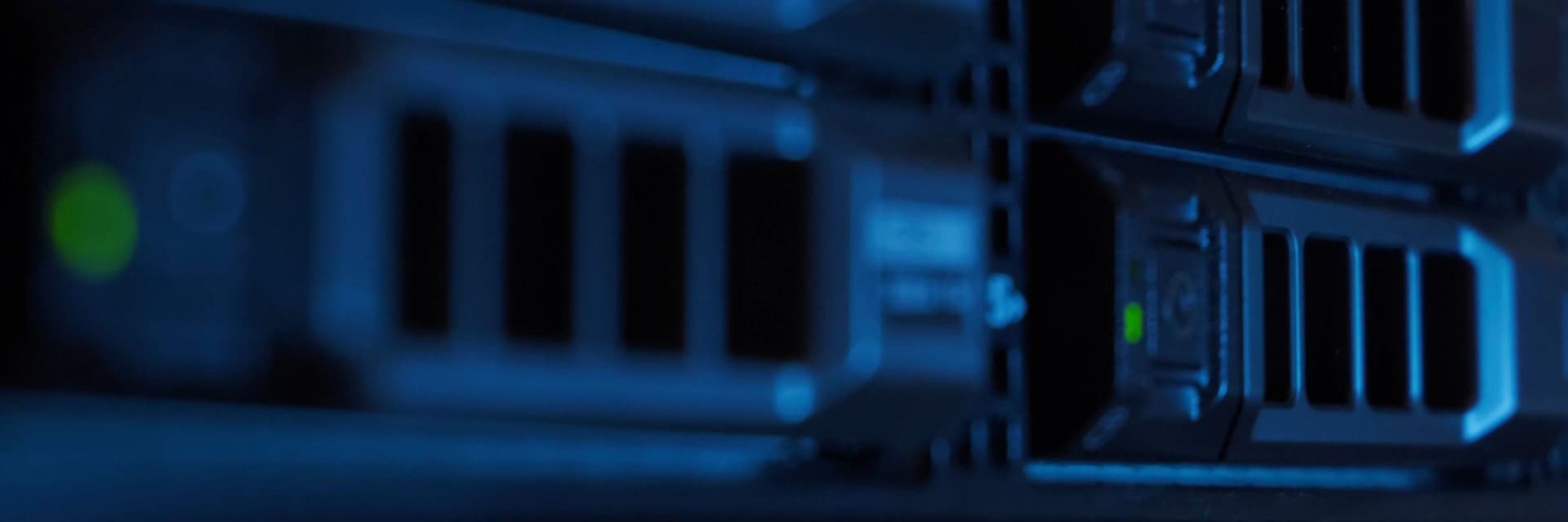 Server in einem Serverschrank, aus der Nähe und im Halbdunkel